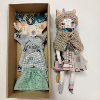 kočička s velkým vybavením